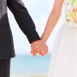 結婚式の二人の手